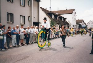 Michi auf dem Hochrad - 125 Jahre Feuerwehr 1999