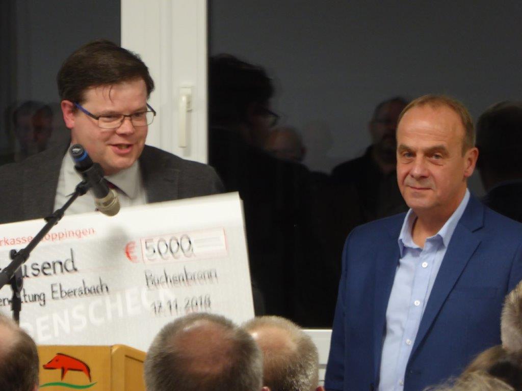 Übergabe des 5.000€-Schecks vom 1. Vorstand des RVIs Eugen Hees an den Bürgermeister Eberhard Keller